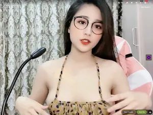 Ghệ xinh đẹp phục vụ mấy anh em đồng dâm vô cùng nhiệt tình