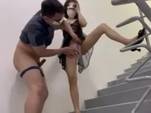 Hai người vợ chồng xxx trên cầu thang cực phê