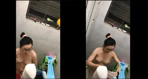 Quay lén học sinh nữ nhà cạnh bên tắm