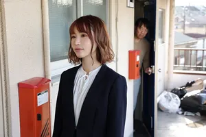 Gã gần nhà biến thái thường xuyên nghe tiếng rên của đôi vợ yêu anh xã trẻ cạnh bên