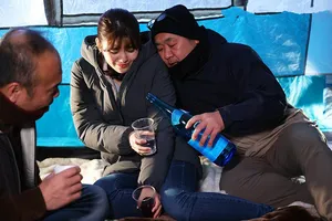 Người chồng ngu ngục để vợ yêu đi cắm trại với hàng xóm