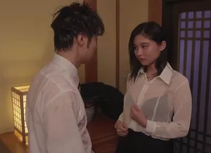 Lời thì thầm của em nhân viên với anh tiền bối đẹp trai: “chúng ta vào khách sạn trú mưa thôi”