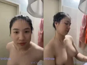 Gái vú đẹp, vừa call với cô bạn gái vừa tắm