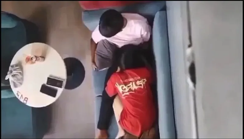 Quay lén em người yêu bú mút cho nhân tình nơi công cộng